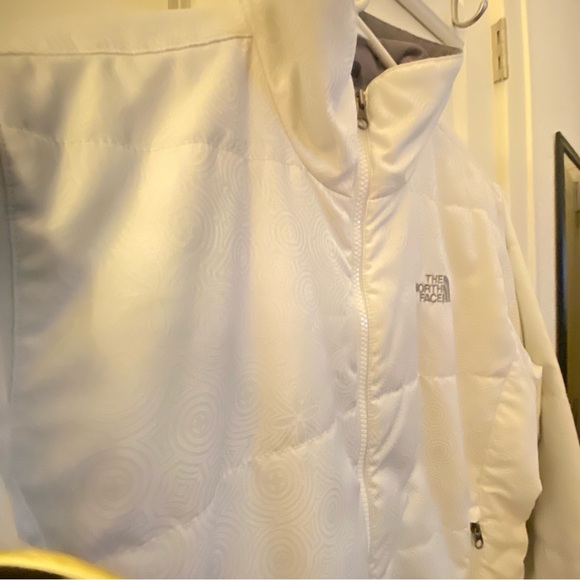 North Face white lightweight puffer jacket, size M. - Picture 4 of 6